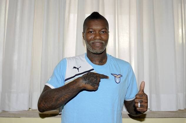 12.07.2011, Rom - Djibril Cisse, Neuzugang bei Lazio Rom, bei dem medizinischen Check --- FabrizioxCorradetti o0 Leistung Test Gesundheit Gesundheitscheck Gesundheitstest Leistungstest Untersuchung