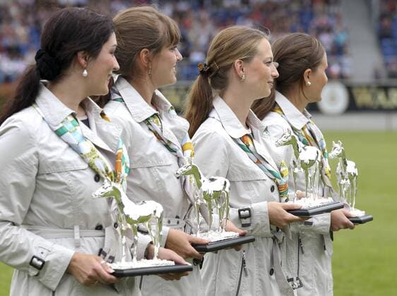 Aachen Soers CHIO, Eröffnungsfeier hier Verleihung der Medienpreise Silbernes Pferd : Hostessen bringen die Statuetten o0 Hostess, Hostessen, Frau, girl Pokal Trophäe Objekte
