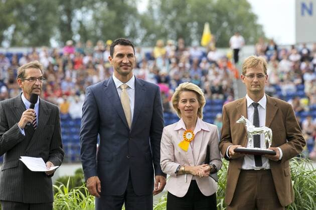 Aachen Soers CHIO, Eröffnungsfeier hier Verleihung der Medienpreise Silbernes Pferd : Moderator Stefan Krawczyk, Boxer Wladimir Klitschko und Arbeitsministerin Ursula von der Leyen, die das Silberne Pferd in der Kategorie Print an Maik Großkatheöfer (SPIEGEL) überreicht hat o0 Boxen people Politik Pokal Trophäe Objekte