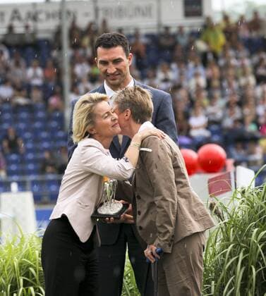 Aachen Soers CHIO, Eröffnungsfeier hier Verleihung der Medienpreise Silbernes Pferd : Boxer Wladimir Klitschko und Arbeitsministerin Ursula von der Leyen, die das Silberne Pferd an Behinderten-Dressurreiterin Hannelore Brenner überreicht o0 Boxen people Politik Ehrung