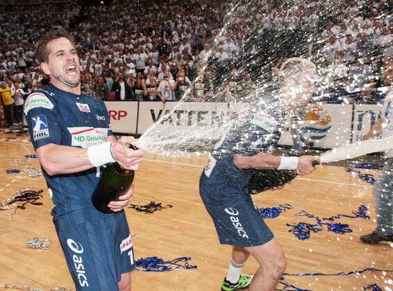 Guillaume Gille und Pascal Hens setzen die Halle unter Schampus HSV Handball - VfL Gummersbach in der O2 World Hamburg, 11.05.11, Toyota Handball Bundesliga Saison 2010 11 --- Meisterfeier Hamburger SV o0 Sekt, Sektdusche, Champagner, Champagnerdusche