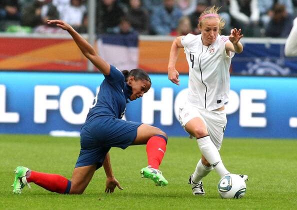 France s Marie-Laure DELIE (FRA) (M) against Amerika s Becky SAUERBRUNN (4) during the semifinal match of the Women s Soccer World Cup between USA and France, Borussiapark in Moenchengladbach on July 13., 2011. Mika