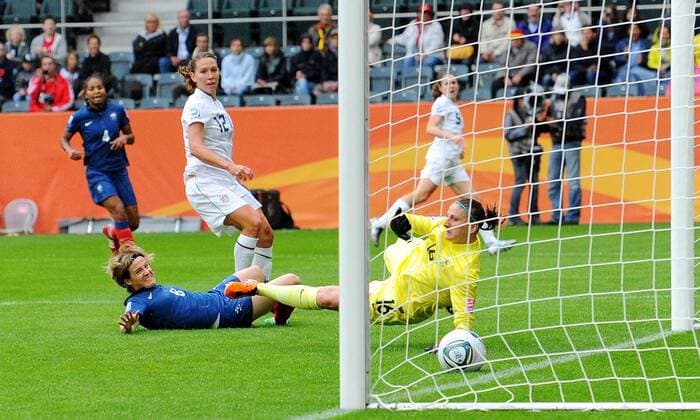 13. Juli 2011: Moenchengladbach, Stadion im Borussia Park: Fussball Frauen WM 2011, Halbfinale: Frankreich - USA: Lauren Cheney (weiss) vom Team USA trifft gegen Torfrau Berangere Sapowicz zum 1:0. phoare