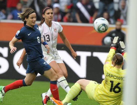 Deutschland, Frauen Fussball WM, FIFA Women s World Cup Germany 2011, Halbfinale, Frankreich vs. USA, Mönchengladbach,Alex Morgen erzielte das 1:3 für USA,Sonia Bompastor, Berangere Sapowicz,beide Frankreich,