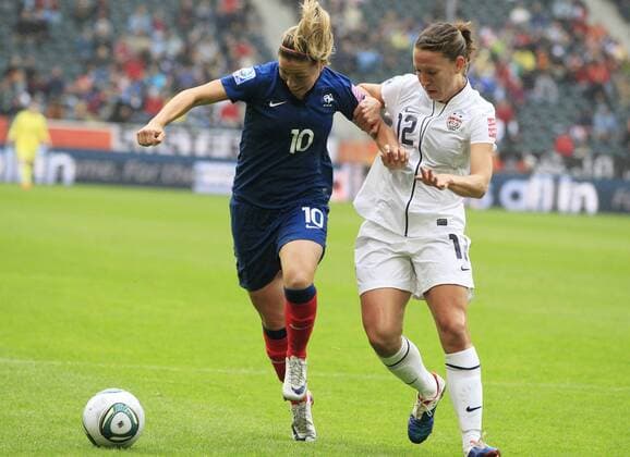 Deutschland, Frauen Fussball WM, FIFA Women s World Cup Germany 2011, Halbfinale, Frankreich vs. USA, Mönchengladbach,Camille Abily, Lauren Cheney, USA