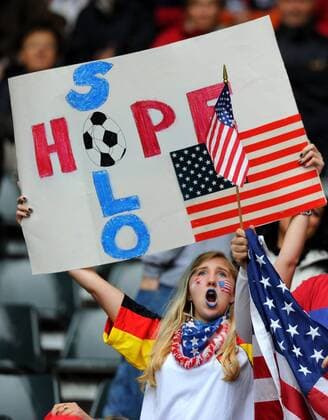 Fussball Frauen WM 2011, Halbfinale in Mönchengladbach, Frankreich - USA: Fans von Hope Solo (USA) mit Plakat o0 weiblich Plakat, Fanplakat, Fanplakate, Transparent Objekte Schriftzug Idol Fanverehrung