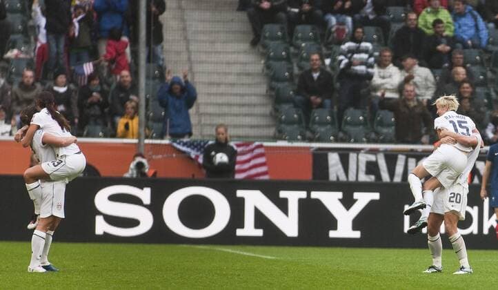 Mönchengladbach; 13.07.2011, Frauen Alex Morgan (USA), Megan Rapinoe (USA), Abby Wambach (USA) USA - Frankreich Werbebande Bande Werbung Sponsor Wirtschaft Sony