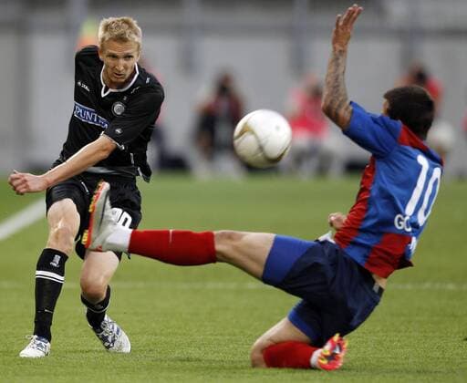 FUSSBALL - UEFA CL Quali, Sturm vs Videoton Szekesfehervar KLAGENFURT,AUSTRIA,13.JUL.11 - FUSSBALL - UEFA Champions League, Qualifikation, SK Sturm Graz vs Videoton Szekesfehervar FC. Bild zeigt Matthias Koch (Sturm) und Andras Gosztonyi (Videoton Szekesfehervar). 