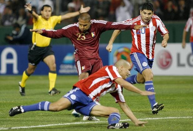 Paraguay s player Dario Veron (front) and Nestor Ortigoza (R) fights for the ball with Salomon Rondon (C) of Venezuela during the match for the group stage of Copa America 2011, in Salta 