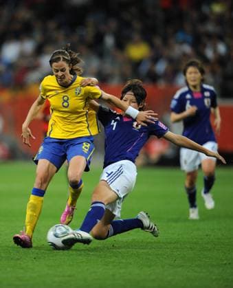 Saki Kumagai (front R) of Japan vies with Lotta Schelin of Sweden during their semifinal at the 2011 FIFA Women s World Cup in Frankfurt, JPN - SWE 