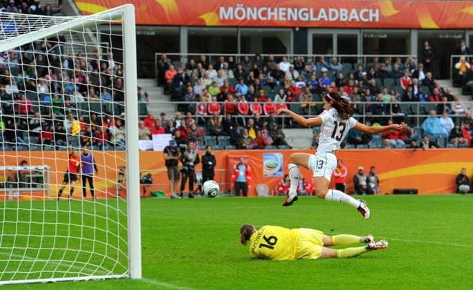 13. Juli 2011: Moenchengladbach, Stadion im Borussia Park: Fussball Frauen WM 2011, Halbfinale: Frankreich - USA: Alex Morgan (r) vom Team USA gegen Torfrau Berangere Sapowicz (Frankreich).