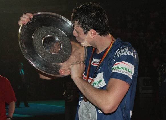 Domagoj Duvnjak (HSV) mit der Meisterschale HSV Handball - TBV Lemgo in der O2 World Hamburg, 01.06.11, Toyota Handball Bundesliga Saison 2010 11 Sportler DHB Deutschland Handballspieler Hamburger SV