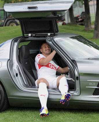Fussball 1. Bundesliga 2011 2012 14.07.2011 Fototermin beim VfB Stuttgart Timo Gebhart (VfB Stuttgart) sitzt in einem Mercedes-Benz SLS AMG Coupe 