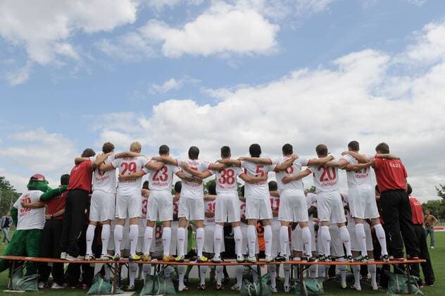 Fussball 1. Bundesliga 2011 2012 14.07.2011 Fototermin beim VfB Stuttgart Das Team des VfB Stuttgart umarmt sich für ein Fotoshooting 
