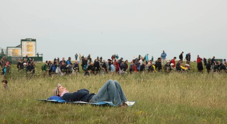 A spectator sleeps in the grass on the first day of the 140th Open Championship at Royal St Georges Golf club in Sandwich, England on Thursday, July 14, 2011.  LON2011071425 o0 Kent Fan kurios komik o00 Golfplatz