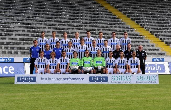FUSSBALL 3. BUNDESLIGA SAISON 2011 2012 15.07.2011 Fototermin beim VfR Aalen 1921 e.V. (Vordere Reihe von links nach rechts) Fabian Weiss, Felix Schmidt, Christoph Sauter, Marcel Wehr, Daniel Bernhardt, Timo Reus (Torwarttrainer), Kevin Ruiz, Marco Calamita, Robert Lechleiter. Ê (Mittlere Reihe von links nach rechts) Ralph Hasenhüttl (Cheftrainer), Michael Schiele (Co-Trainer), Johannes Egelseer (Athletiktrainer), Benjamin Barg, Benjamin Gorka, Sascha Herröder, Tim Kister, Achim Hägele (Masseur), Bastian Noth (Betreuer), Günther Hammer (Betreuer). (Hintere Reihe von links nach rechts) Enrico Valentini, Andreas Hofmann, Martin Dausch, Thorsten Schulz, Sascha Traut, Jürgen Mössmer, Leandro Grech, Marco Halle 