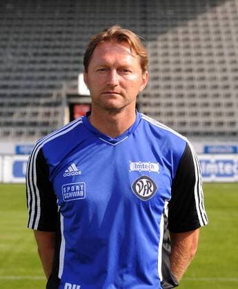 FUSSBALL 3. BUNDESLIGA SAISON 2011 2012 15.07.2011 Fototermin beim VfR Aalen 1921 e.V. Trainer Ralph Hasenhüttl (VfR Aalen) 