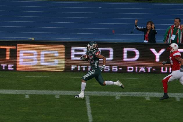 Diego Jair Viamontes (MEX) setzt sich beim Return durch und erzielt das 7-7