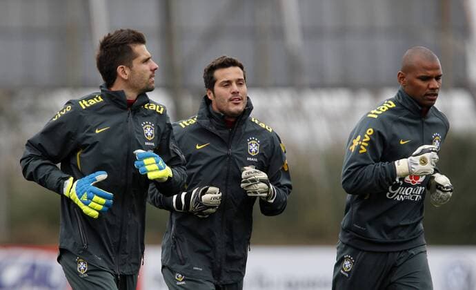 (110716) -- LOS CARDALES, July 16, 2011 (Xinhua) -- Brazil s players Julios Cesar (C), Jefferson (R) and Victor (L) are seen during a training session in Los Cardales, Buenos Aires, Argentina, on July 15, 2011. (Xinhua Claudio Cruz) (py) ARGENTINA-LOS CARDALES-SOCCER-COPA AMERICA-BRAZIL-TRAINING 