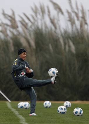 (110716) -- LOS CARDALES, July 16, 2011 (Xinhua) -- Brazil s player Neymar kicks the ball during a training session in Los Cardales, Buenos Aires, Argentina, on July 15, 2011. (Xinhua Claudio Cruz) (py) ARGENTINA-LOS CARDALES-SOCCER-COPA AMERICA-BRAZIL-TRAINING 