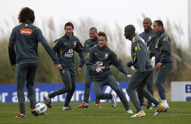 (110716) -- LOS CARDALES, July 16, 2011 (Xinhua) -- Brazil s player Neymar (C) controls the ball during a training session in Los Cardales, Buenos Aires, Argentina, on July 15, 2011. (Xinhua Claudio Cruz) (py) ARGENTINA-LOS CARDALES-SOCCER-COPA AMERICA-BRAZIL-TRAINING 