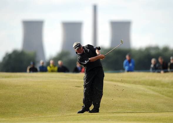 Golf - The Open 2011 - Royal St George s - Day 3 Darren Clarke (NI) plays onto the 15th green at Royal St George s, Sandwich  o0 Sportstätte Totale Golfplatz kurios Kraftwerk