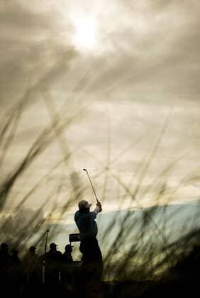 Golf - The Open 2011 - Royal St George s - Day 3 Martin Kaymer (GER) tees off on the 11th at Royal St George s, Sandwich  o0 Perspektive Gegenlicht Silhouette