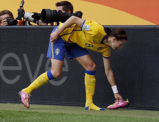 Torschützin Lotta Schelin (Schweden) nimmt ihren während des Jubelns verlorenen Schuh vom Boden . Schweden-Frankreich . Spiel um Platz 3 . Frauen Fussball-Weltmeisterschaft 2011 . Sinsheim , DEU, 16.07.2011 , o0 Fußballschuh
