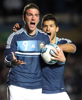 SANTA FE, July 16, 2011 -- Argentina s soccer player Gonzalo Higuain (Front), celebrates his goal to Uruguay, during the match of quarterfinals of Copa America, Argentina vs Uruguay, in Santa Fe, Argentina, on July, 2011.--- 