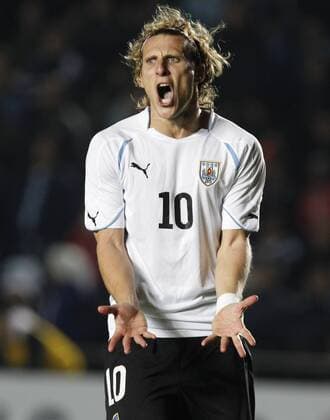 SANTA FE, July 16, 2011 -- Uruguay s soccer player Diego Forlan, reacts during the match of quarterfinals of Copa America, between Argentina vs Uruguay, in Santa Fe city, on July 16, 2011. --- 