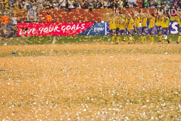 IMAGO Iconic Moments, Fußball - Frauen Mannschaft SWE jubelt im Konfettiregen bei der Siegerehrung, an der Werbebande Live your Goals FRANKREICH - SCHWEDEN (1 :2 ) Spiel um Platz 3 der FIFA Fussball WM Weltmeisterschaft 2011 Damen, Frauen, o0 Konfetti Konfettiregen Bande Schriftzug Motto Slogan Totale
