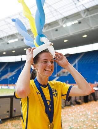 Lotta SCHELIN (SWE) mit lustigen Kopfbedeckung von Fans, Spiel um Platz 3., Spiel 31, Schweden (SWE) - Frankreich (FRA) 2:1, am 16.07.2011 in Sinsheim Fussball Frauen Weltmeisterschaft 2011 o0 Kurios Komik Luftballon