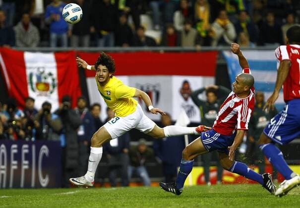 Alexandre Pato, Dario Veron --- Brasilien vs Paraguay, Viertelfinale Copa America. La Plata BA - 17 07 2011. x(181)xLuizxFernandoxMenezesx xFox  (5709)