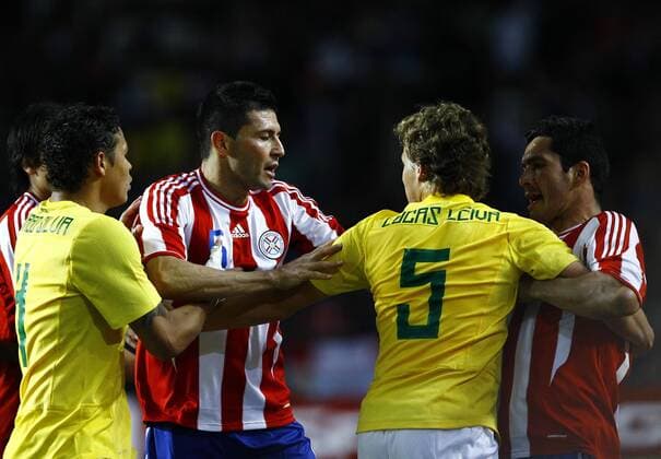 Rangelei zwischen Antolin Alcaraz und Lucas Leiva --- Brasilien vs Paraguay, Viertelfinale Copa America. La Plata BA - 17 07 2011. x(181)xLuizxFernandoxMenezesx xFox  (5709)