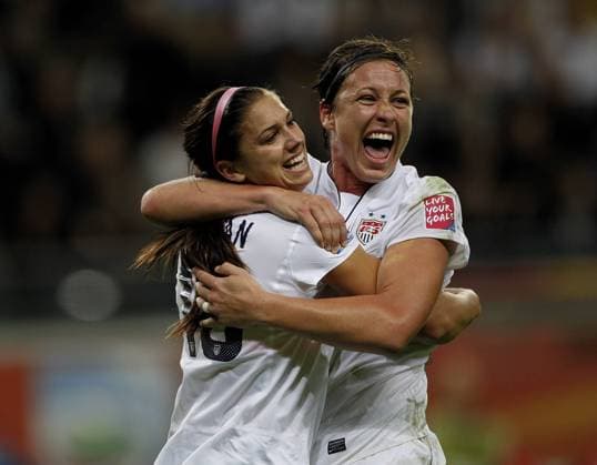 Torjubel 1:0 USA, v.li. Torschützin Alex Morgan (USA) und Abby Wambach (USA) . USA-Japan . Finale Endspiel . Frauen Fussball-Weltmeisterschaft 2011 . Frankfurt , DEU, 17.07.2011 ,
