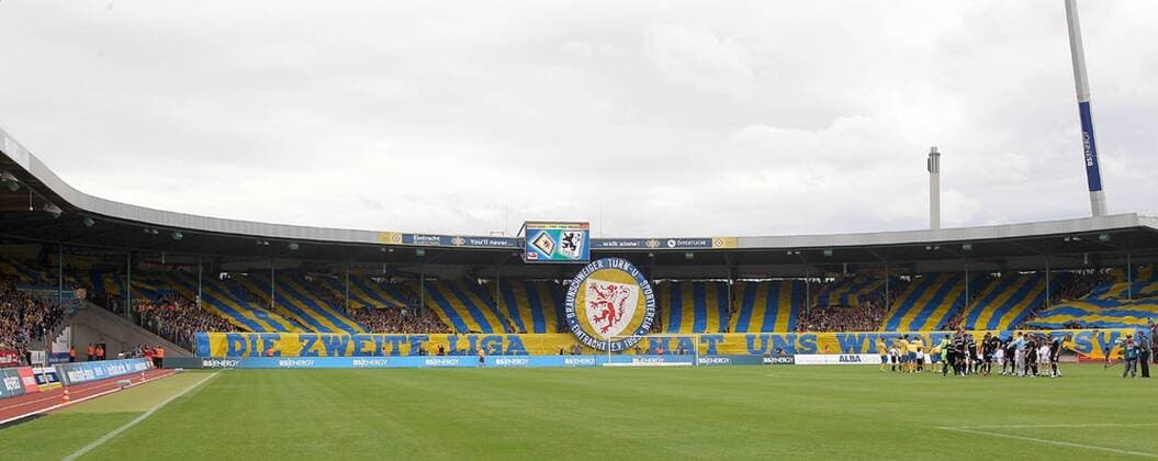 Fußball, Stadiongeschichte Eintracht Braunschweig Fanchoreographie der Eintracht Braunschweig Fans. Die zweite Liga hat uns wieder - 2.Liga - Eintracht Braunschweig o0 Totale Sportstätte Stadion Fan Choreographie