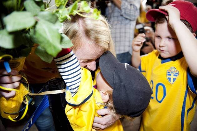 Empfang der schwedischen Nationalmannschaft in Göteborg: Marie Hammarström mit Neffe Anton KP0300003  o0 Kind privat Familie