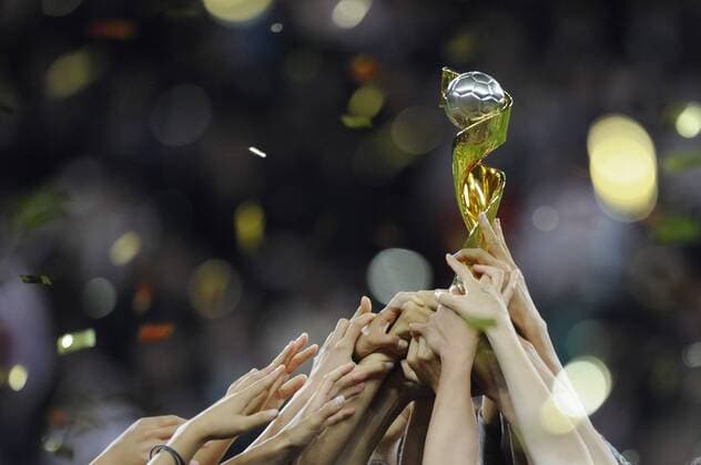Hände greifen nach dem WM Pokal - Finale JPN - USA 5:3 nach Elfmeterschießen - 17.7.2011 Fußball Frauen Weltmeisterschaft in Deutschland FIFA Women Worldcup 2011 o0 Symbol Sieg Weltmeister Siegerehrung Pokal Trophäe Objekte Detail Körperteil Arme