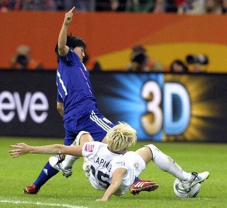17.07.2011, Frankfurt, FIFA Women Worldcup 2011, Finale, Japan vs. USA (3:1 n.E.), im Bild 3D Werbebande und Shinobu OHNO ( 11 JPN ) gegen Megan RAPINOE ( 15 USA )