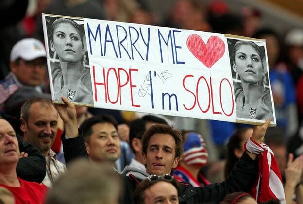 USA Fan mit Botschaft an Hope Solo (USA) - MARRY ME HOPE I M SOLO