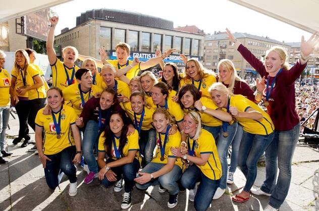 Empfang Göteborg 20110718: Schwedisches Damen Nationalteam in Göteborg auf dem Götaplatsen KP0300003  o0 Totale