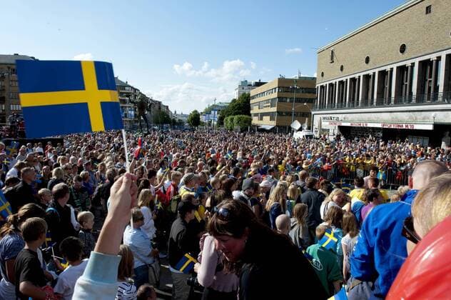 Göteborg 20110718: Fans empfangen das Schwedische Damen Nationalteam in Göteborg auf dem Götaplatsen KP0300003  o0 Totale