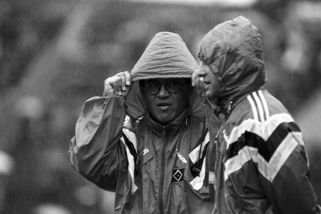 Co Trainer Felix Magath (li.) und Trainer Benno Möhlmann (beide HSV) stehen im Regen Regen Regenspiel Regenjacke Kurios Komik Aufmacher