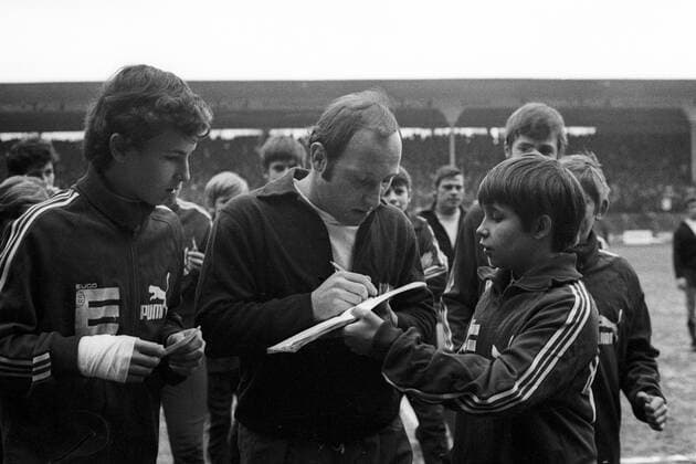 Uwe Seeler (HSV) schreibt Autogramme Fan, Fußballfan, Publikum Autogramm, Autogrammjäger Aufmacher