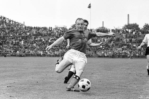 Uwe Seeler (HSV, vorn) Aktion, Einzelbild, Freisteller Dynamik