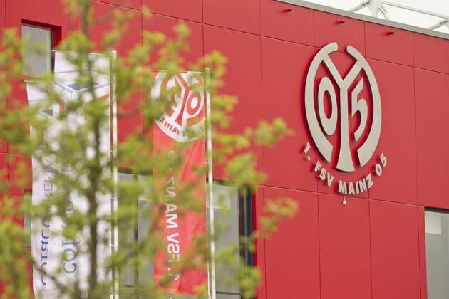 Fußball, Stadiongeschichte 1. FSV Mainz 05 Coface Arena Mainz, Stadion, Fussballstadion, Aussenansicht, Logo, Fussball 1. Bundesliga , Mainz am 19.07.2011 - 1. FSV MAINZ 05 - T-COM CUP, Liga Total Cup, Coface Arena Mainz Saison1112 , Saison 2011 2012 o0 Totale GER Stadion Sportstätte Logo