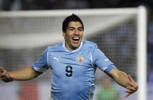 Uruguayan Luis Suarez celebrates a goal during the semifinal match of Copa America between Uruguay and Peru in La Plata, Argentina, July 19, 2011.(Xinhua Claudio Cruz) ARGENTINA-LA PLATA-SOCCER-COPA AMERICA-SEMI-FINAL-URUGUAY VS PERU 