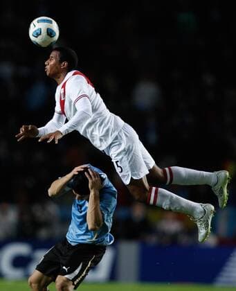 Peruvian Adan Balbin (top) vies with Luis Suarez (bottom) during the semifinal of Copa America between Uruguay and Peru in La Plata, Argentina, July 19, 2011. Uruguay won 2-0 and was qualified for the final.(Xinhua Martin Zabala) ARGENTINA-LA PLATA-SOCCER-COPA AMERICA-SEMIFINAL-URUGUAY VS PERU 