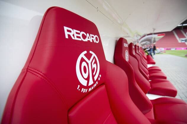 Fußball, Stadiongeschichte 1. FSV Mainz 05 Das neue Mainzer Stadion, die Coface Arena , Neu, Neubau, Trainerbank, Sitz, Reserve, Fussballstadion, Fussball, 1. FSV Mainz 05 (MZ) - LIGA total Cup 2011, am 19.07.2011 in Mainz; o0 Detail Logo Sitz Sitzplatz Bank, Ersatzbank Sponsor Wirtschaft Werbung Recaro 2012