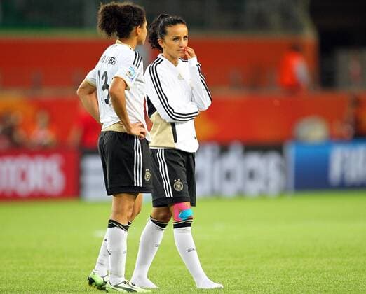 Samstag 09.07.2011, FIFA Frauen-WM, Viertelfinale der Frauen Fussball - Weltmeisterschaft 2011 in Wolfsburg, Deutschland - Japan 0:1 n.V., Celia OKOYINO DA MBABI (GER) und Fatmire BAJRAMAJ (GER) nach der 0:1 Niederlage DeFodi001